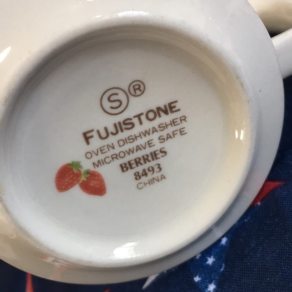 Vintage Fujistone Berries 8493 Small Coffee Cup - Picture 4 of 5